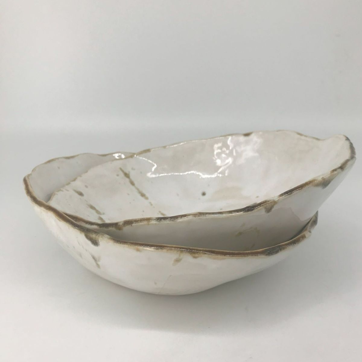 misa biała brązowe plamki