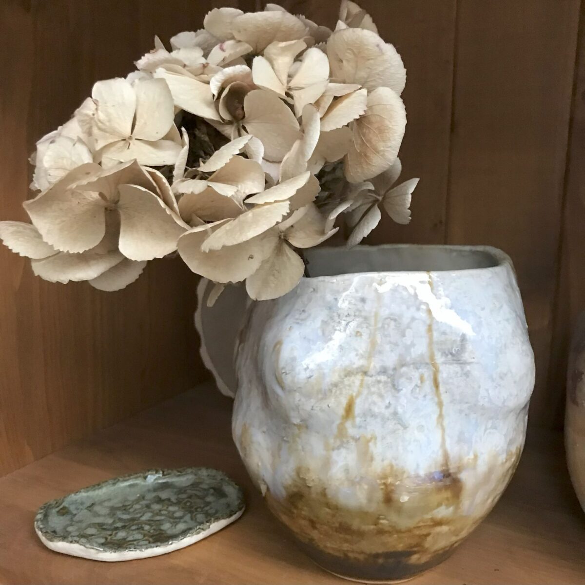 Wazon ceramiczny Jesienny Dotyk z suszoną hortensją, szkliwiony w odcieniach bieli i brązu