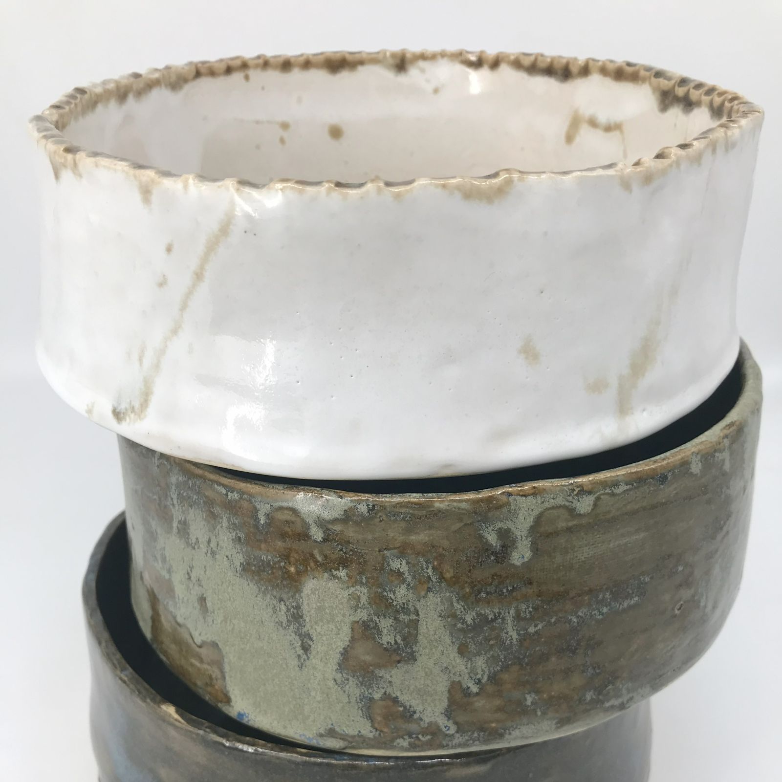 misa-ceramiczna-bezowa-21cm-piaskowa-kolory.jpg misa ceramiczna beżowa ustawiona na misach w innych kolorach