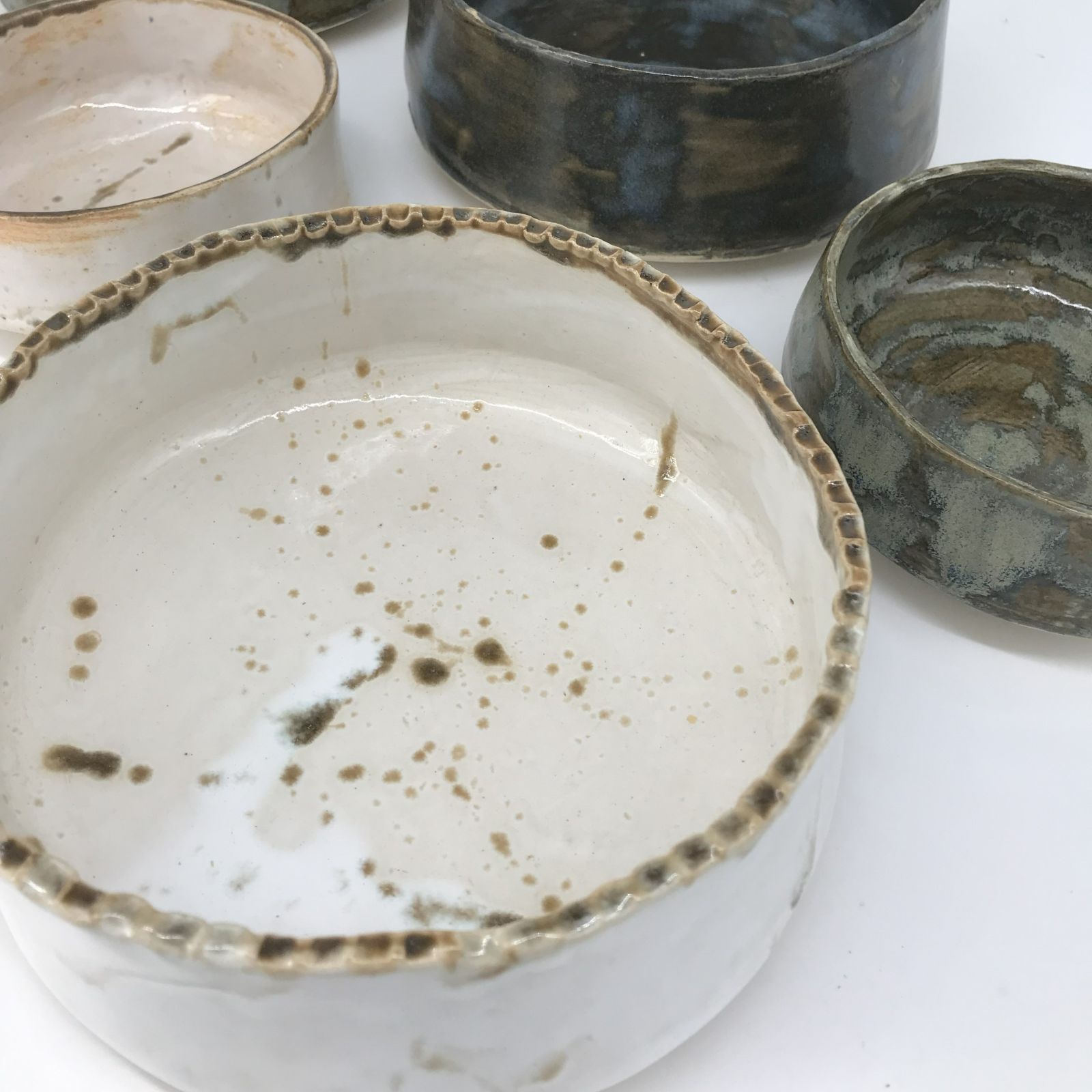 misa ceramiczna beżowa w towarzystwie innych ręcznie formowanych naczyń