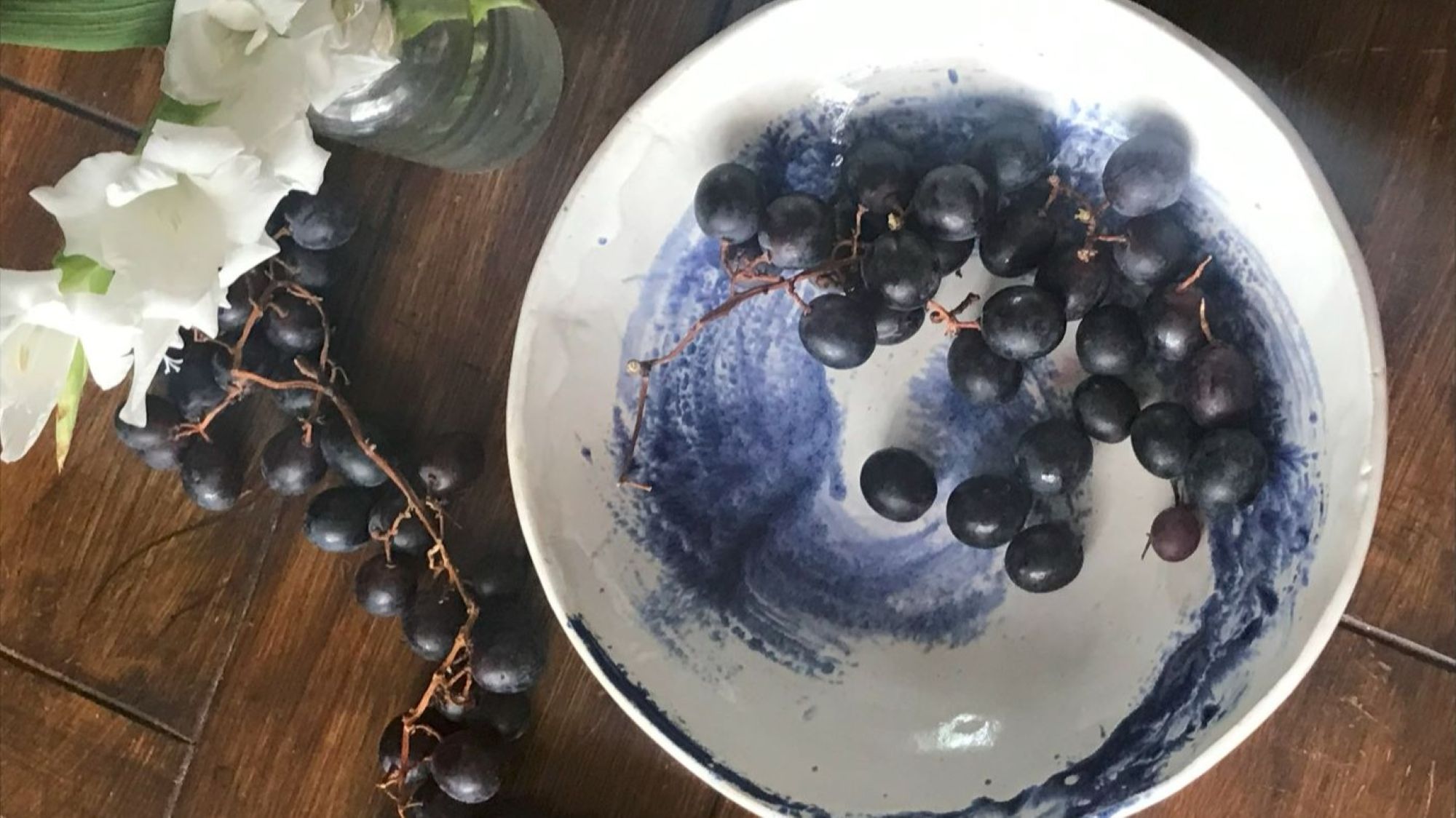 Duża biała ceramiczna misa z kobaltowym motywem fali, ręcznie malowana.