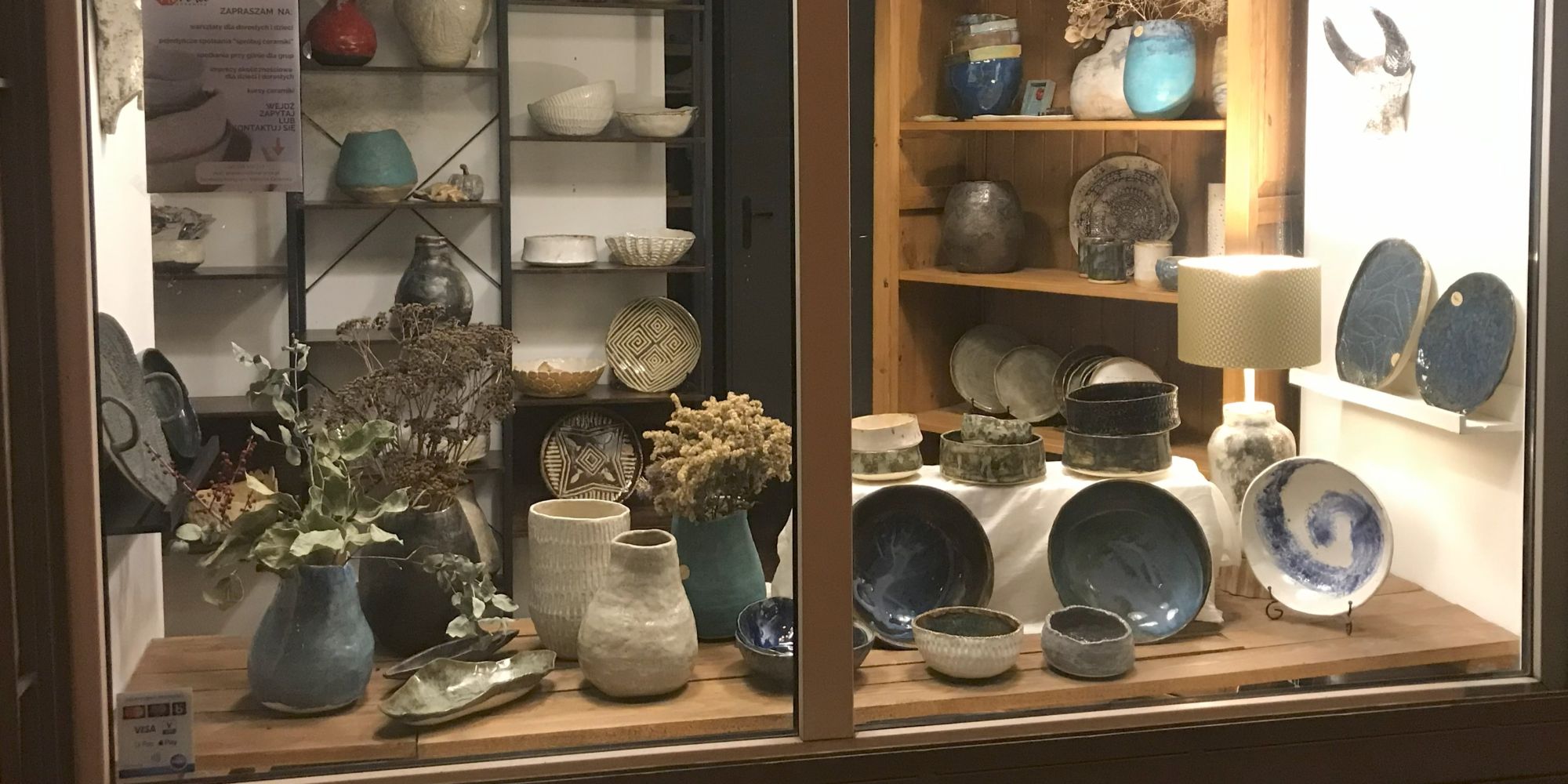 witryna galerii i sklepu z ceramiką, wazony, miski