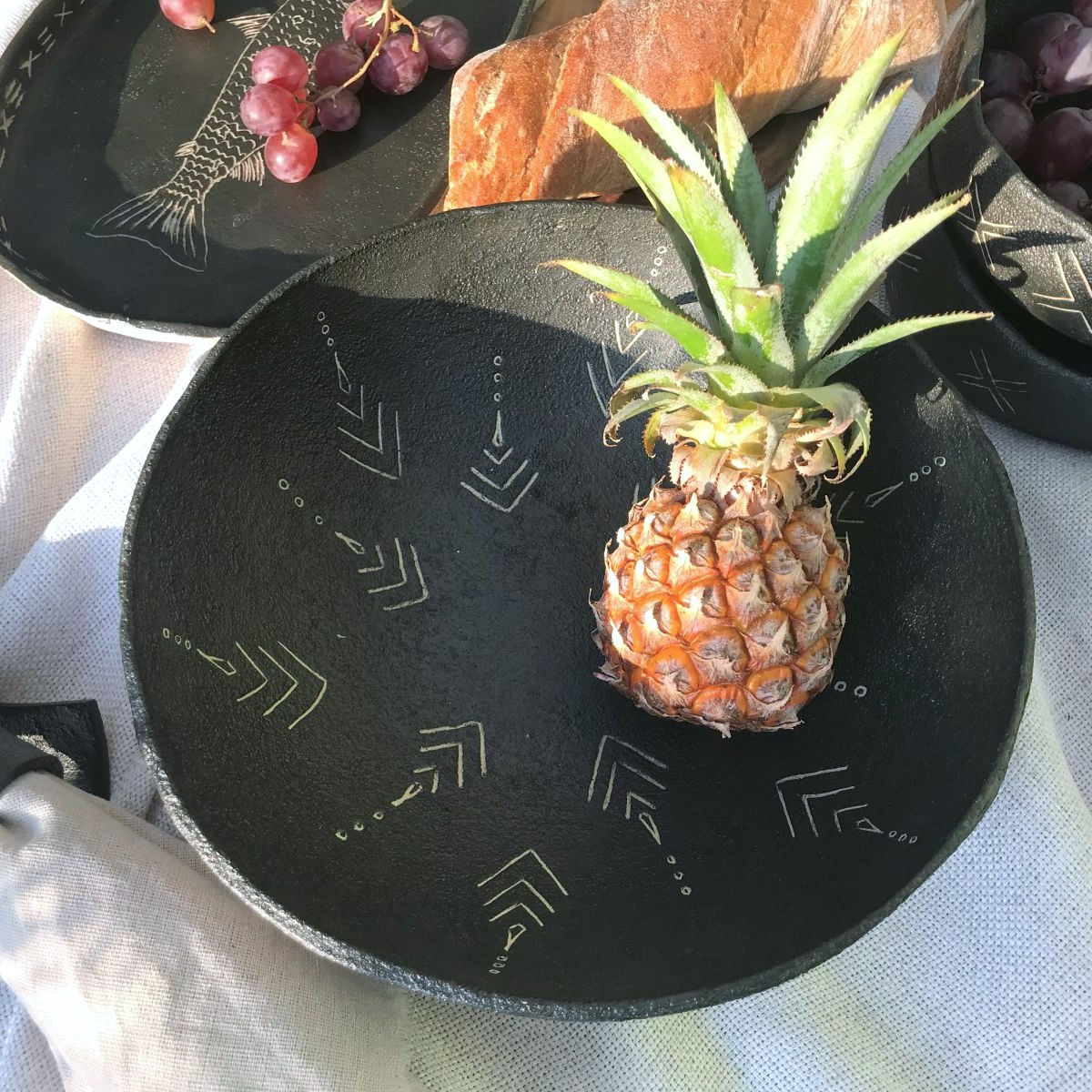 Czarna misa kamionkowa z geometrycznym wzorem – z ananasem