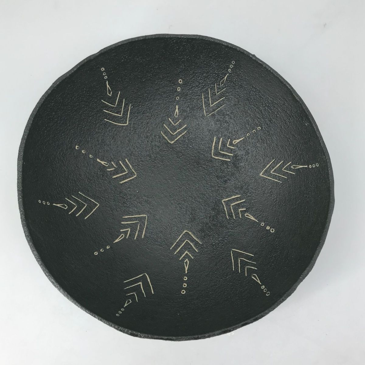 Czarna misa kamionkowa – widok z góry