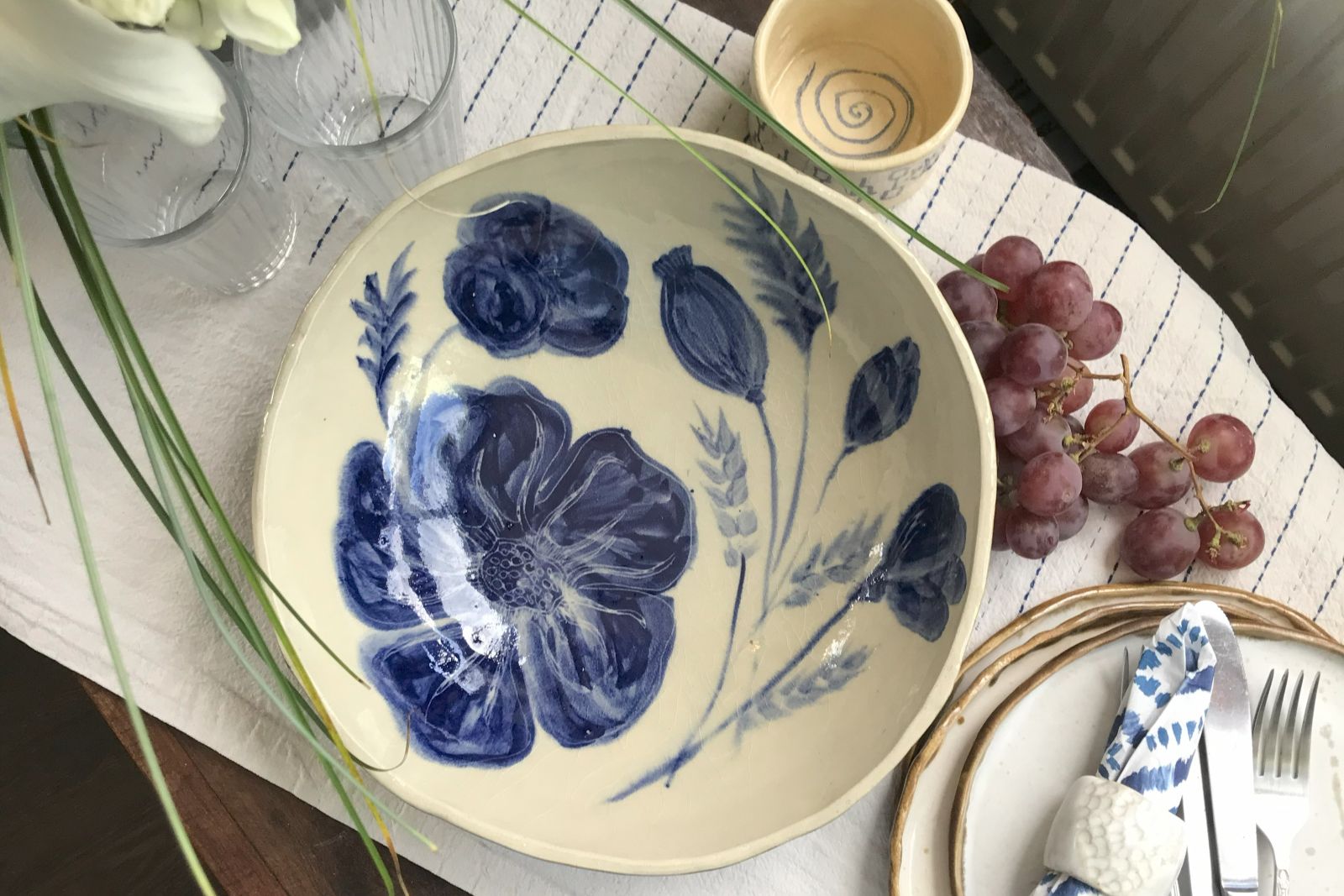 Kobaltowa misa ceramiczna z kwiatowym motywem – na stole