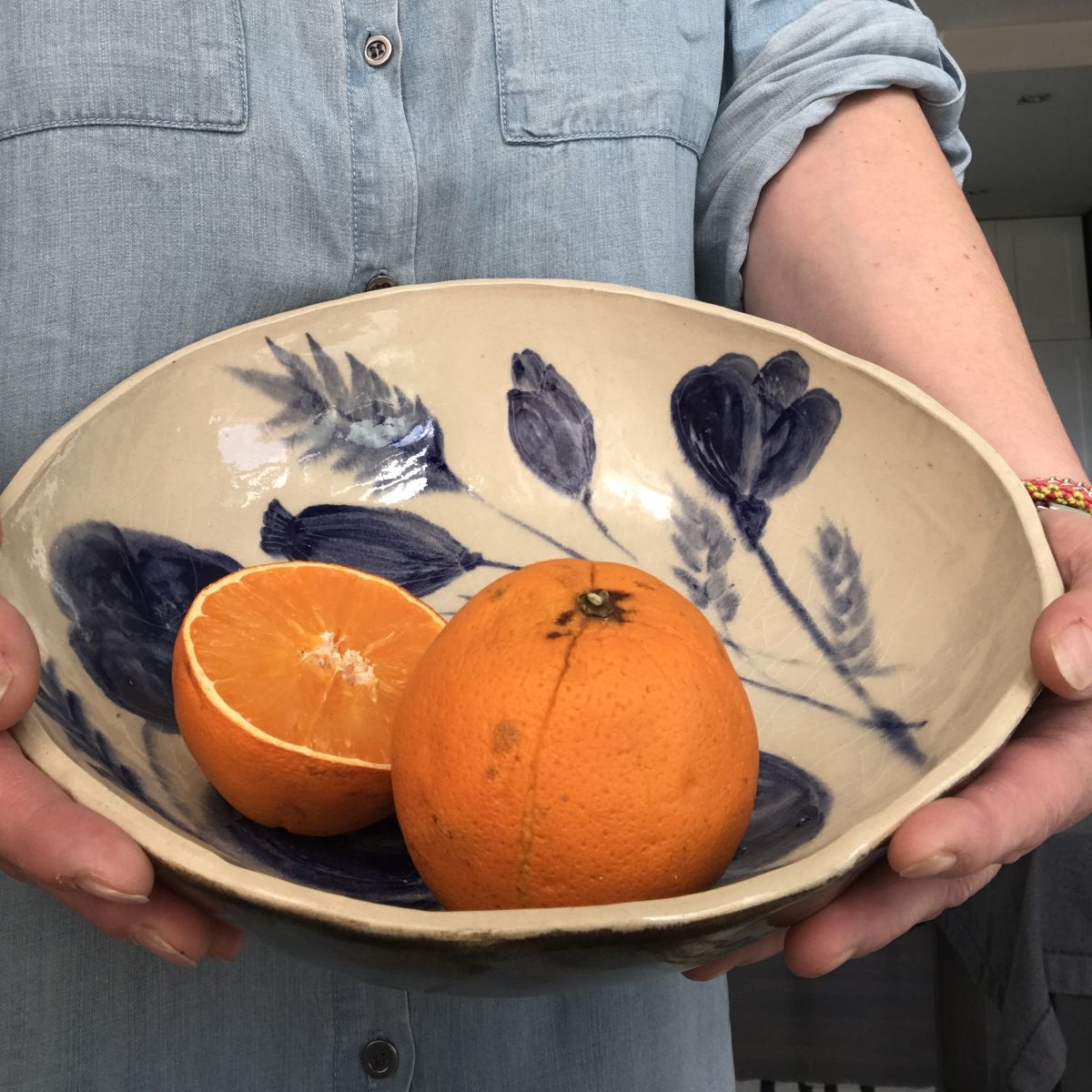 Ręcznie malowana misa ceramiczna z kobaltowym wzorem – w dłoniach
