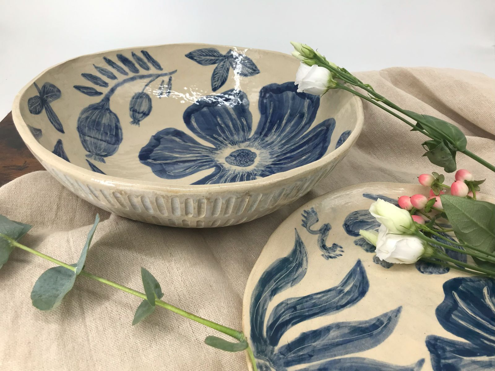 misa-ceramiczna-kwiaty-kobalt-aranzacja Duża misa ceramiczna z kobaltowym wzorem kwiatów, ułożona w aranżacji z lnianą tkaniną i kwiatami