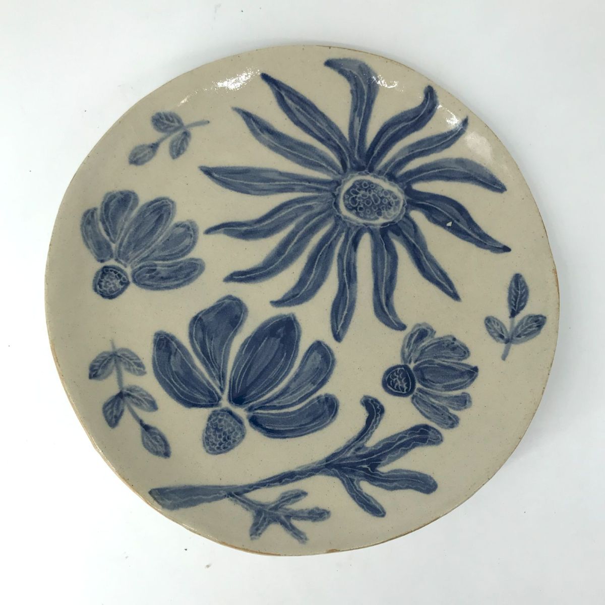 Ręcznie malowana patera ceramiczna z kobaltowymi kwiatami na naturalnej glinie