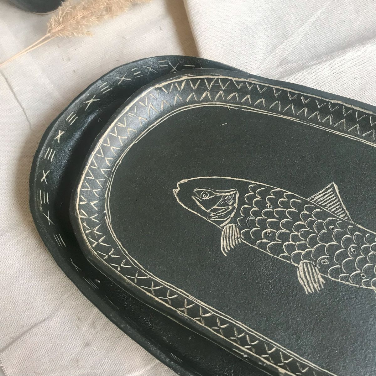 Czarna patera ceramiczna z rybą, kolekcja Noir Terra – ręcznie wykonana z kamionki