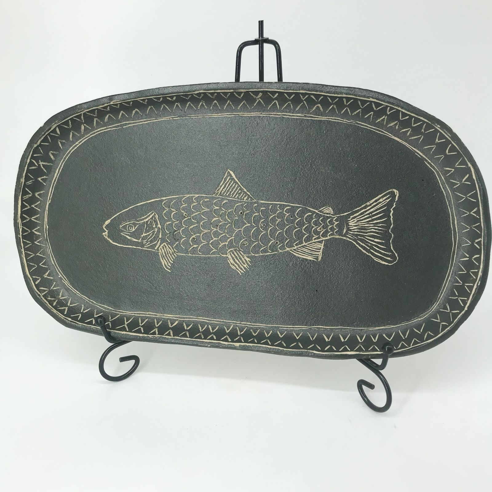 Czarna patera ceramiczna z rybą – widok frontalny na białym tle, kolekcja Noir Terra