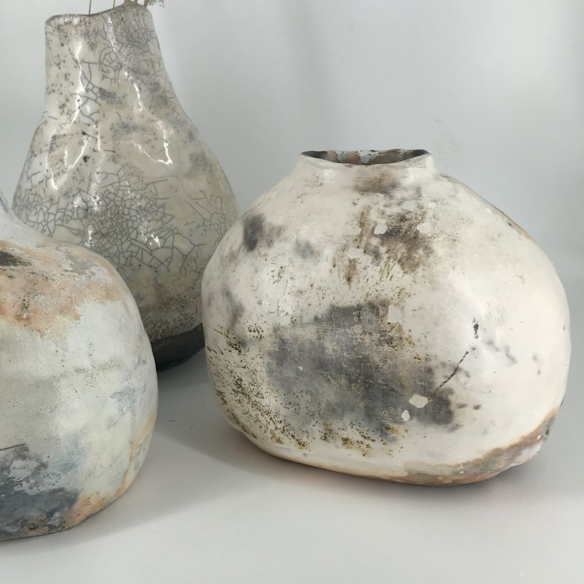 Waza „Cisza w popiele” wypalona w technice raku saggar, widok z przodu