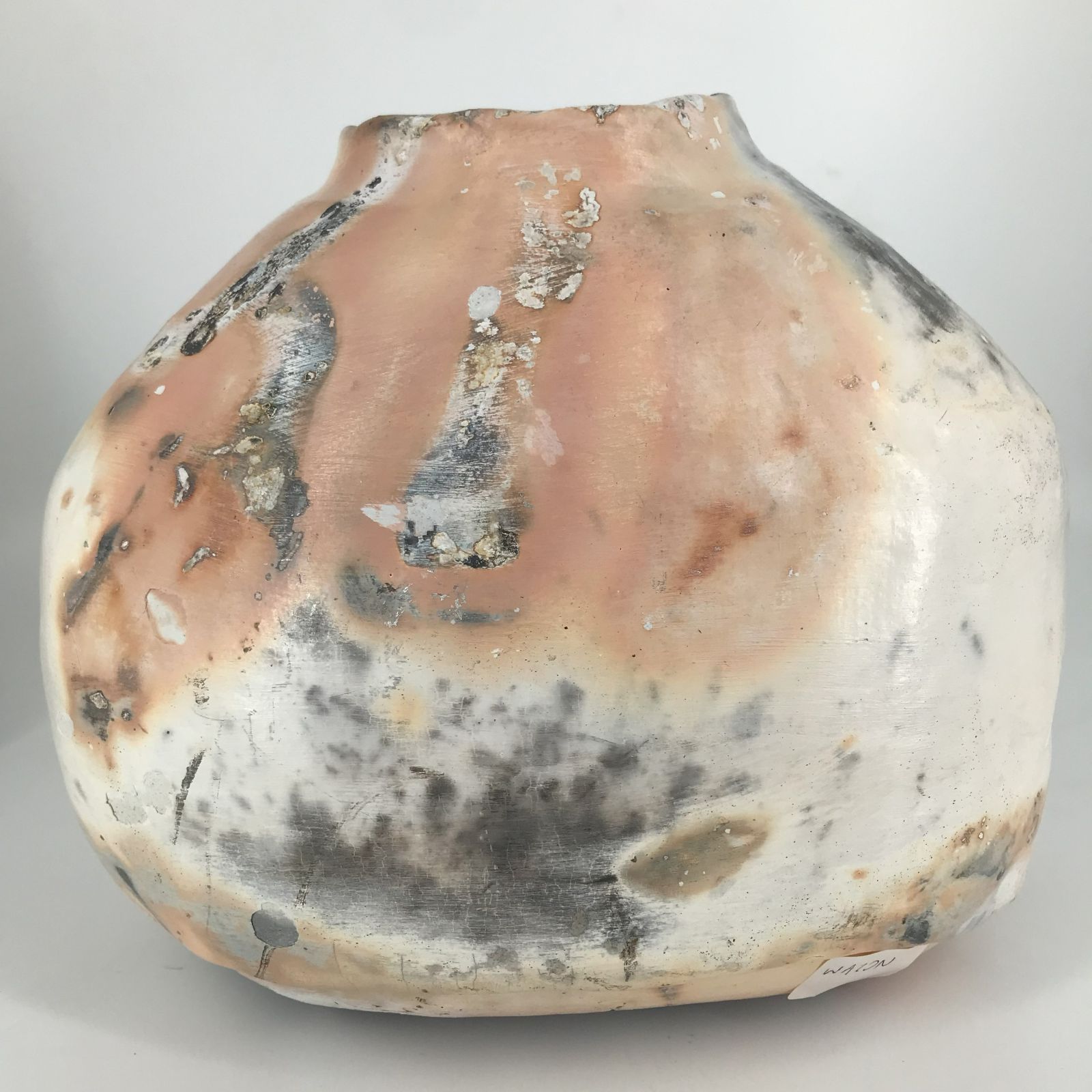 Waza ceramiczna z widocznymi smugami w kolorze różu i szarości po wypale saggar