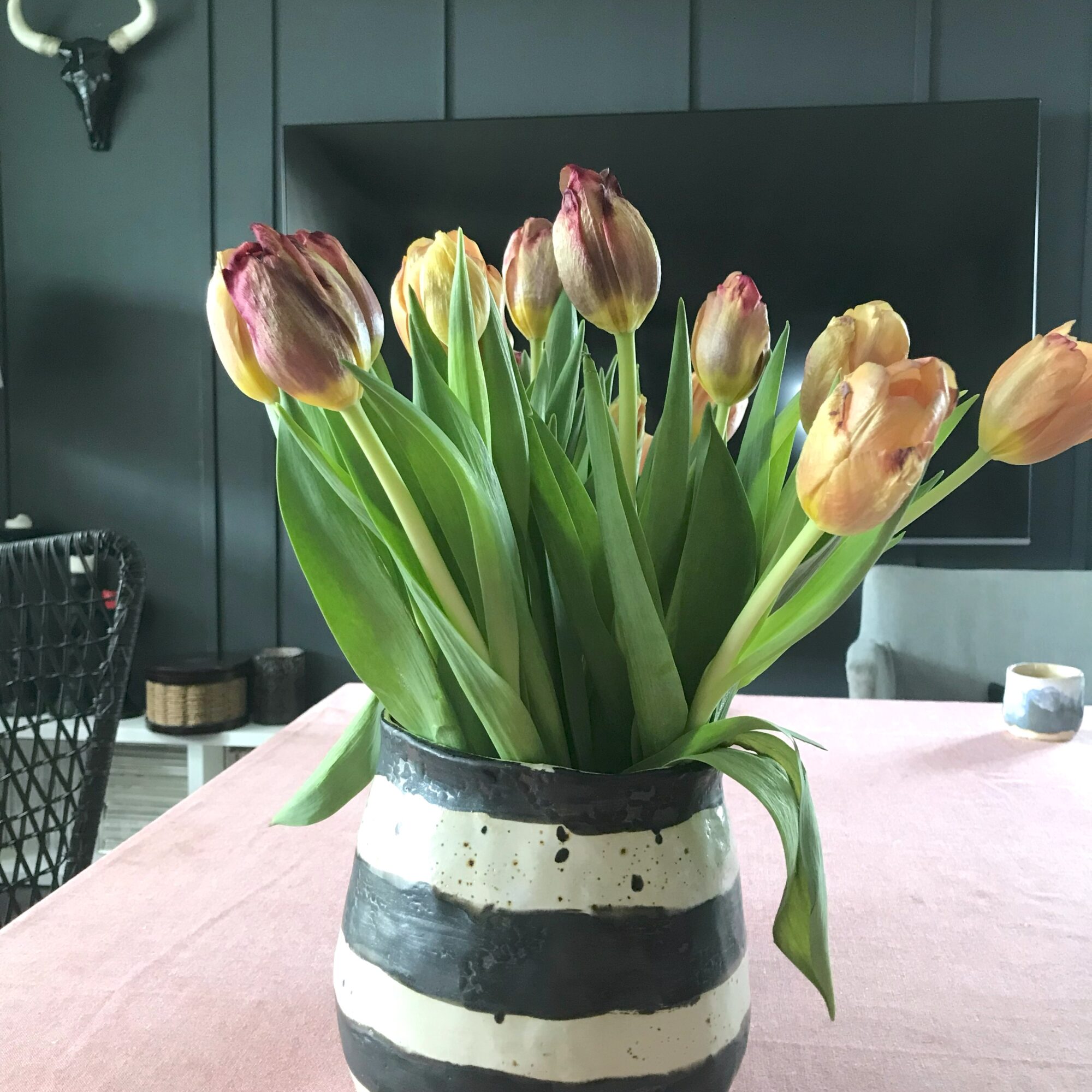 Wazon kamionkowy „Pasma” z tulipanami w aranżacji wnętrza w stylu modern rustic