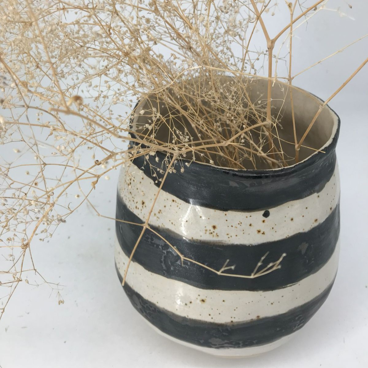 Ręcznie wykonany wazon kamionkowy w pasy, idealny do świeżych i suchych kwiatów, Merence Ceramika