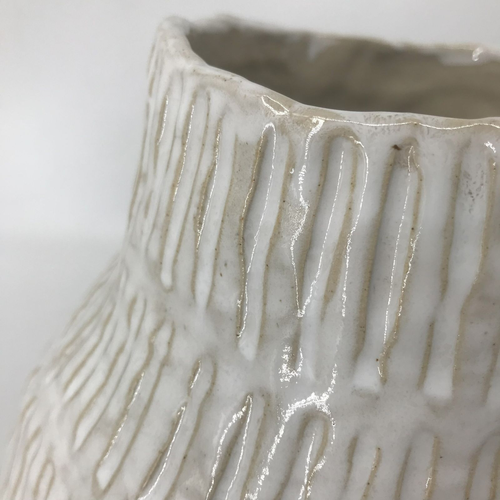 Detal ręcznie rzeźbionej powierzchni wazonu SHIRO z połyskującym szkliwem