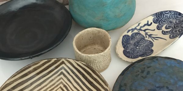 ręcznie wykonane naczynia ceramiczne – talerze, miski i czarka z mini kursu ceramiki użytkowej