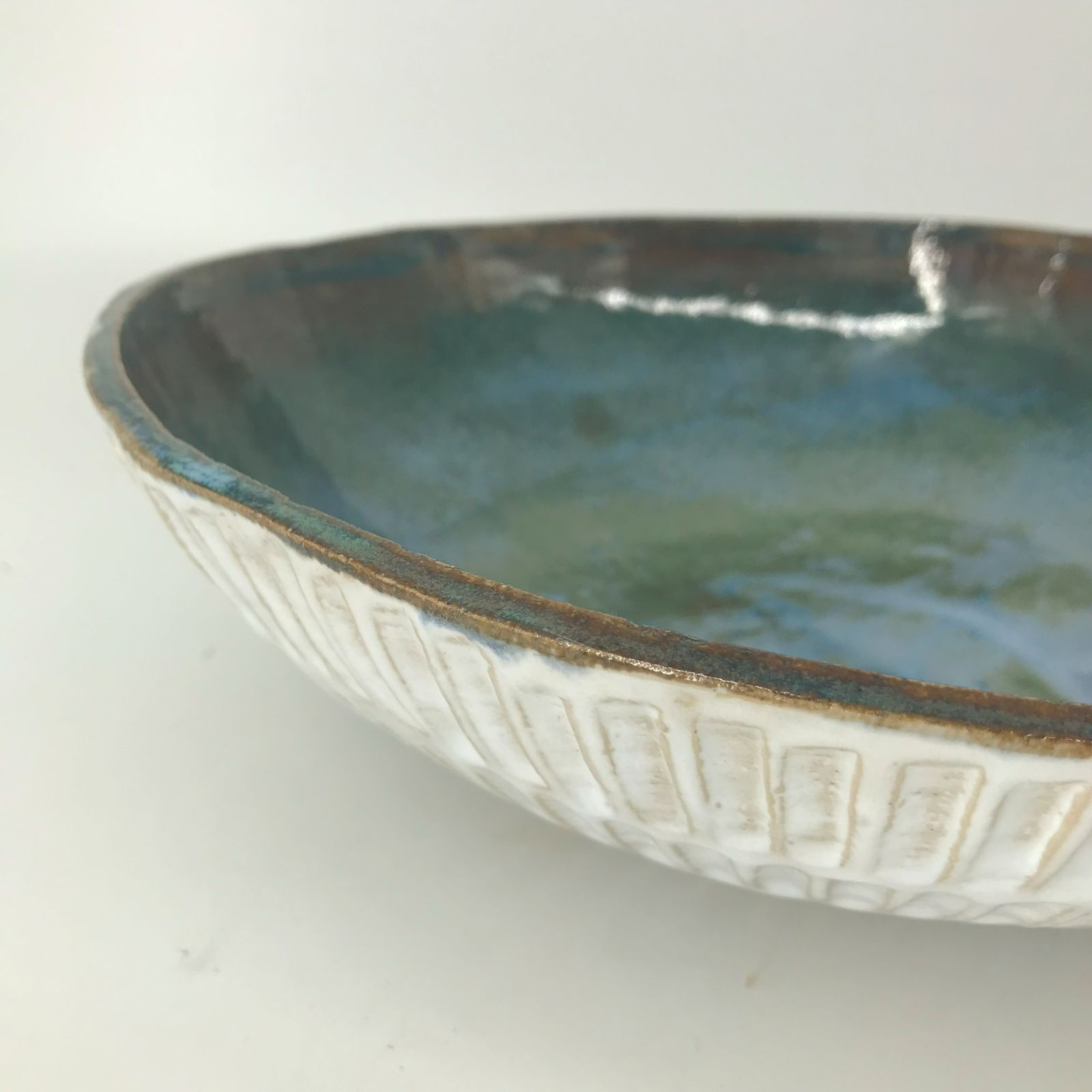 misa-blekitno-zielona-ceramiczna-unikat-28cm-bok Zbliżenie na szkliwo i krawędź misy ceramicznej