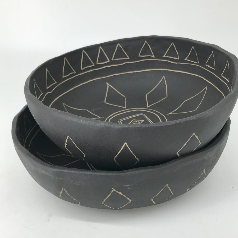 Czarna misa ceramiczna sgraffito 22 cm – aranżacja, dwie misy ułożone jedna na drugiej.