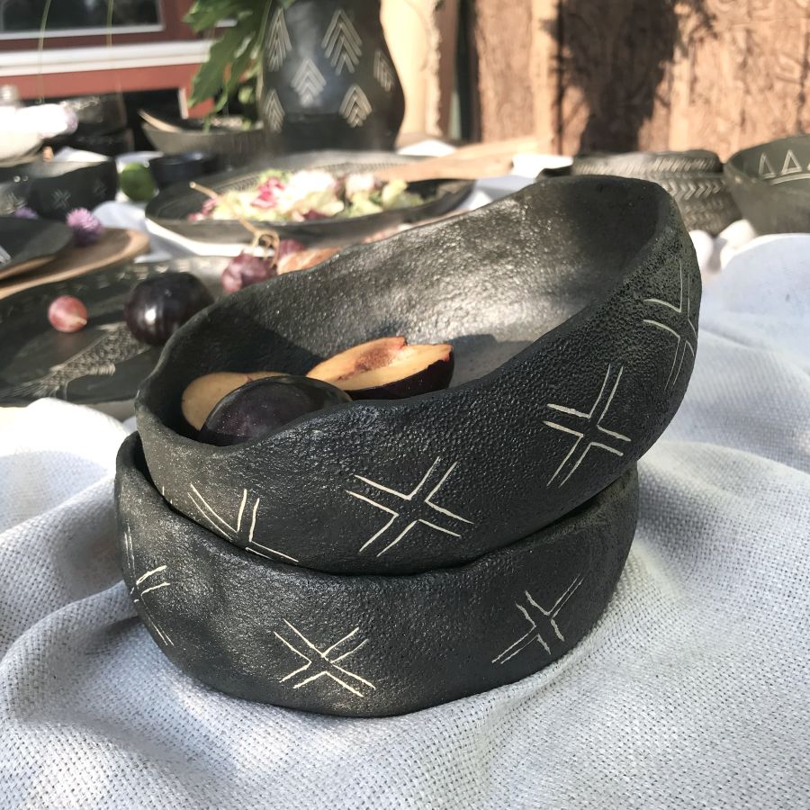 Miska ceramiczna czarna 17 cm – aranżacja w plenerze, wzór X sgraffito.
