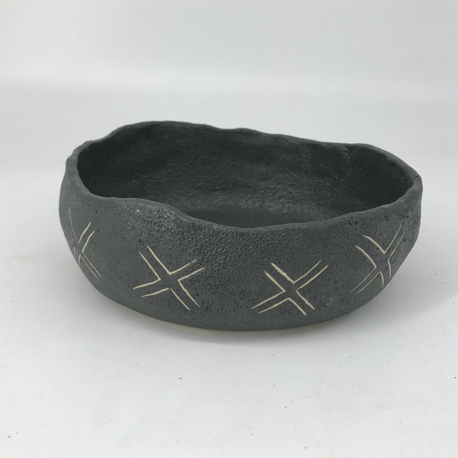 Miska czarna 17 cm – widok z boku, sgraffito wzór X.