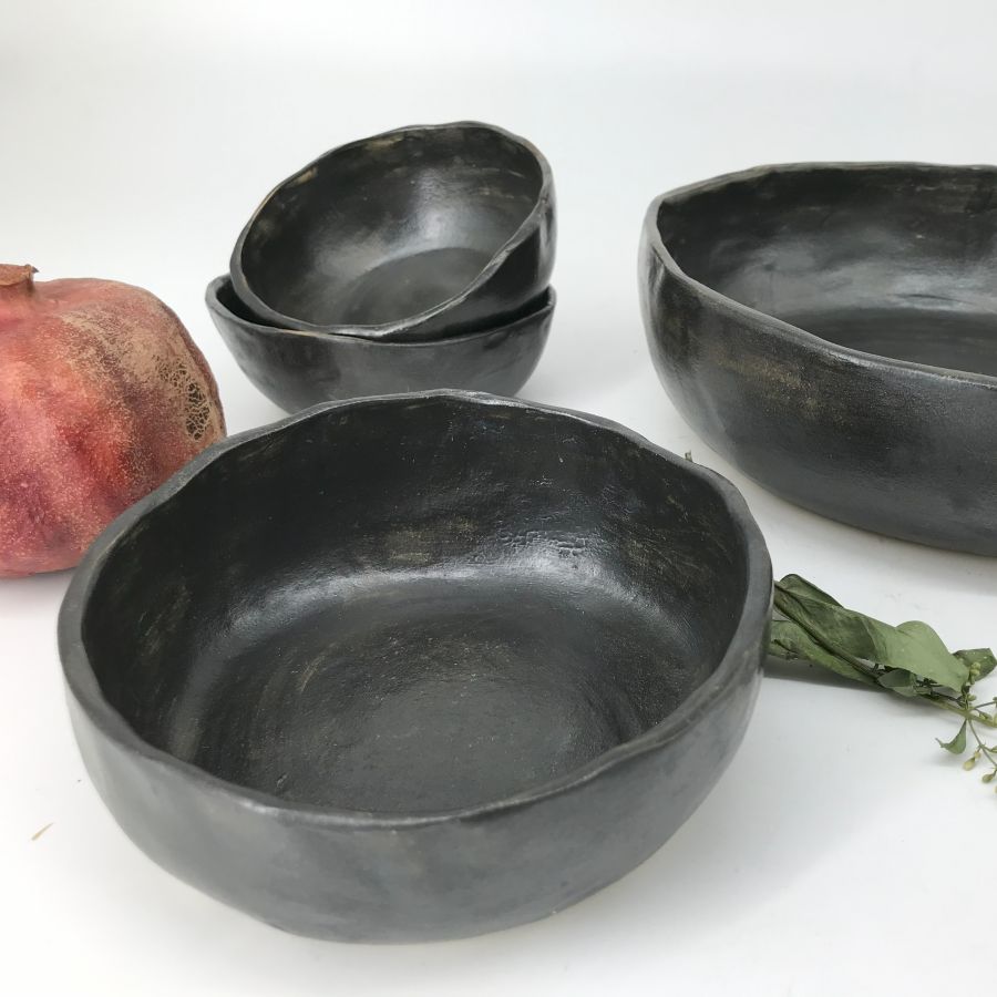 Czarna miska ceramiczna 22 cm w stylizowanej aranżacji stołu, szkliwiona.