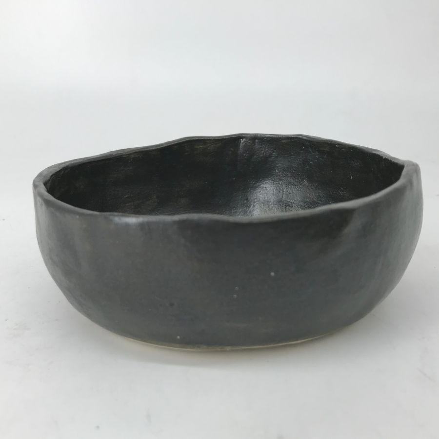Czarna, szkliwiona miska ceramiczna 22 cm – widok z boku.