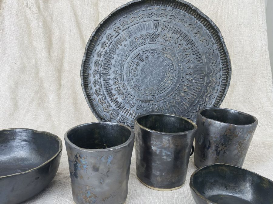 Półmisek ceramiczny antracytowy Mandala w aranżacji z innymi naczyniami