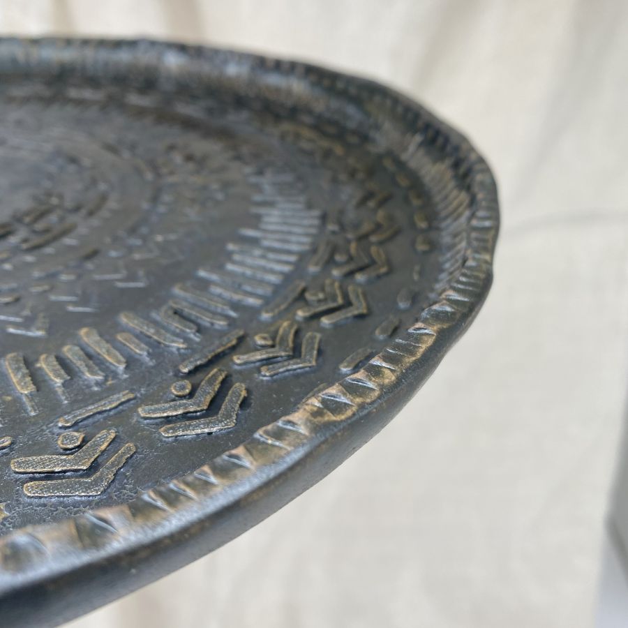 Detal wzoru Mandala na półmisku ceramicznym antracytowym