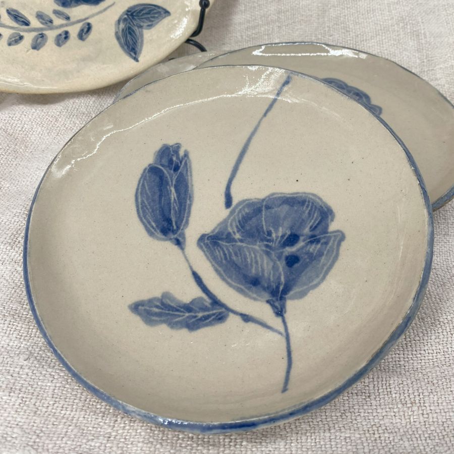 Talerzyk ceramiczny z kobaltowym motywem maków