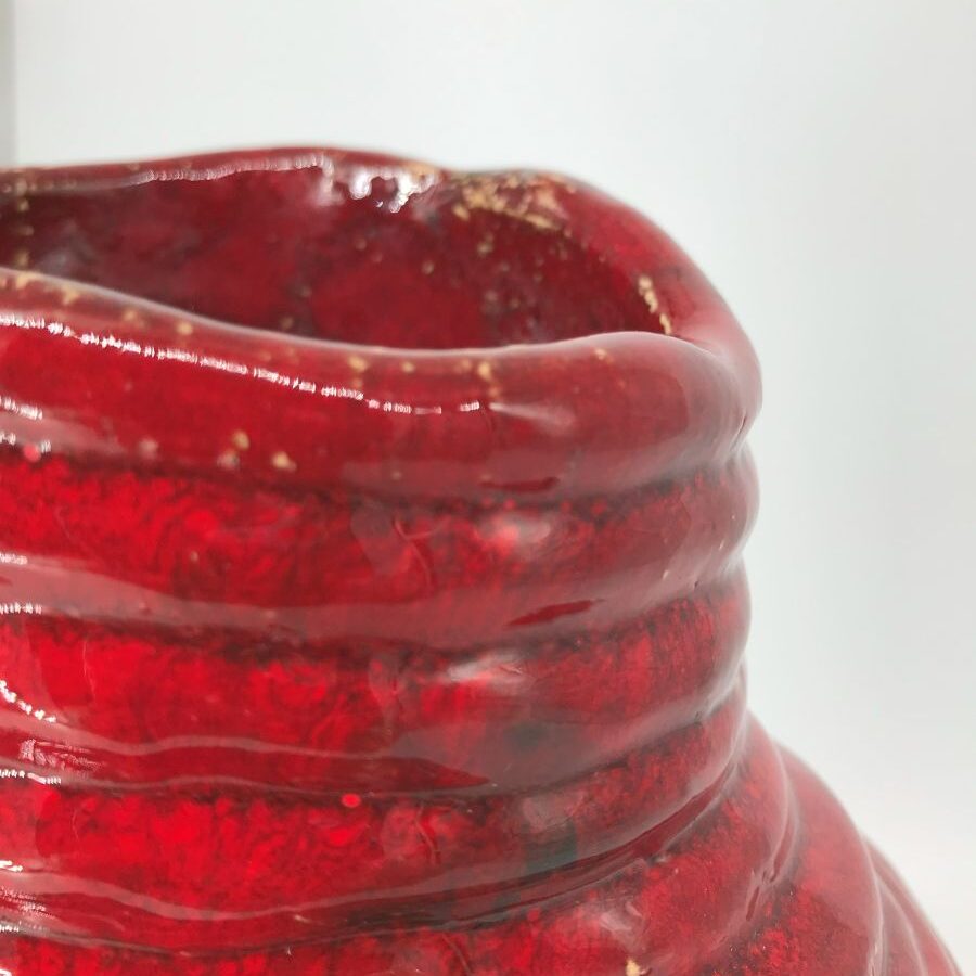 Czerwony wazon ceramiczny – zbliżenie na fakturę i szkliwo