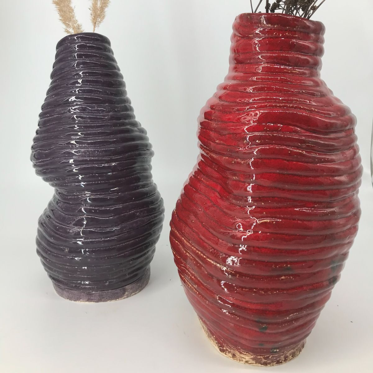 Wazon ceramiczny czerwony i fioletowy – zestaw dwóch naczyń dekoracyjnych