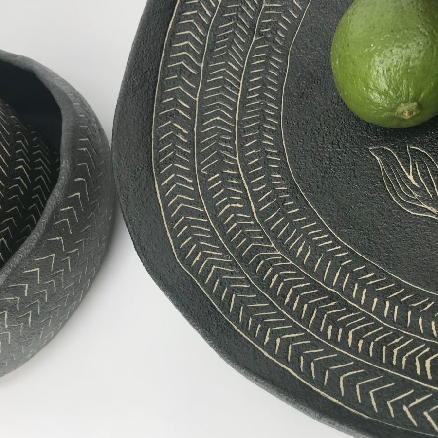 Półmisek czarny ceramiczny z rybami – detal wzoru sgraffito