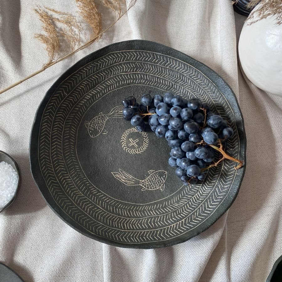 Półmisek czarny ceramiczny z rybami – widok ogólny, głęboki, 36 cm