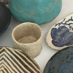 Ręcznie wykonane naczynia z gliny – przykładowe prace z kursu ceramiki użytkowej