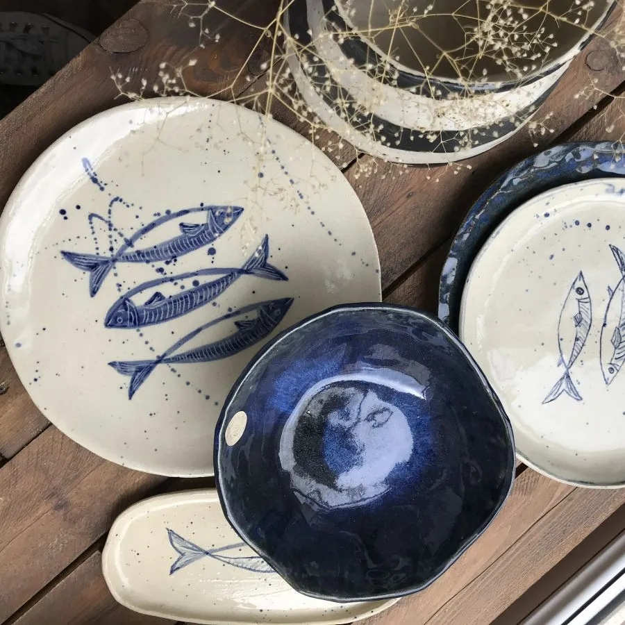 Aranżacja ceramicznych naczyń w odcieniach kobaltu