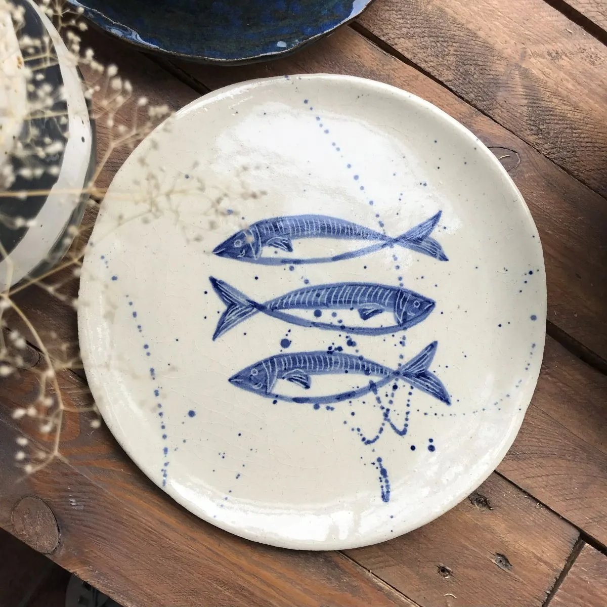 Patera ceramiczna z trzema rybami malowanymi kobaltem