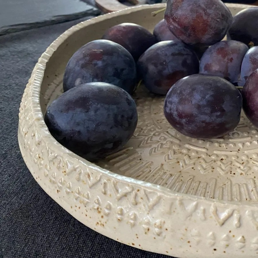 półmisek beżowy ceramiczny – detal wzoru i szkliwa