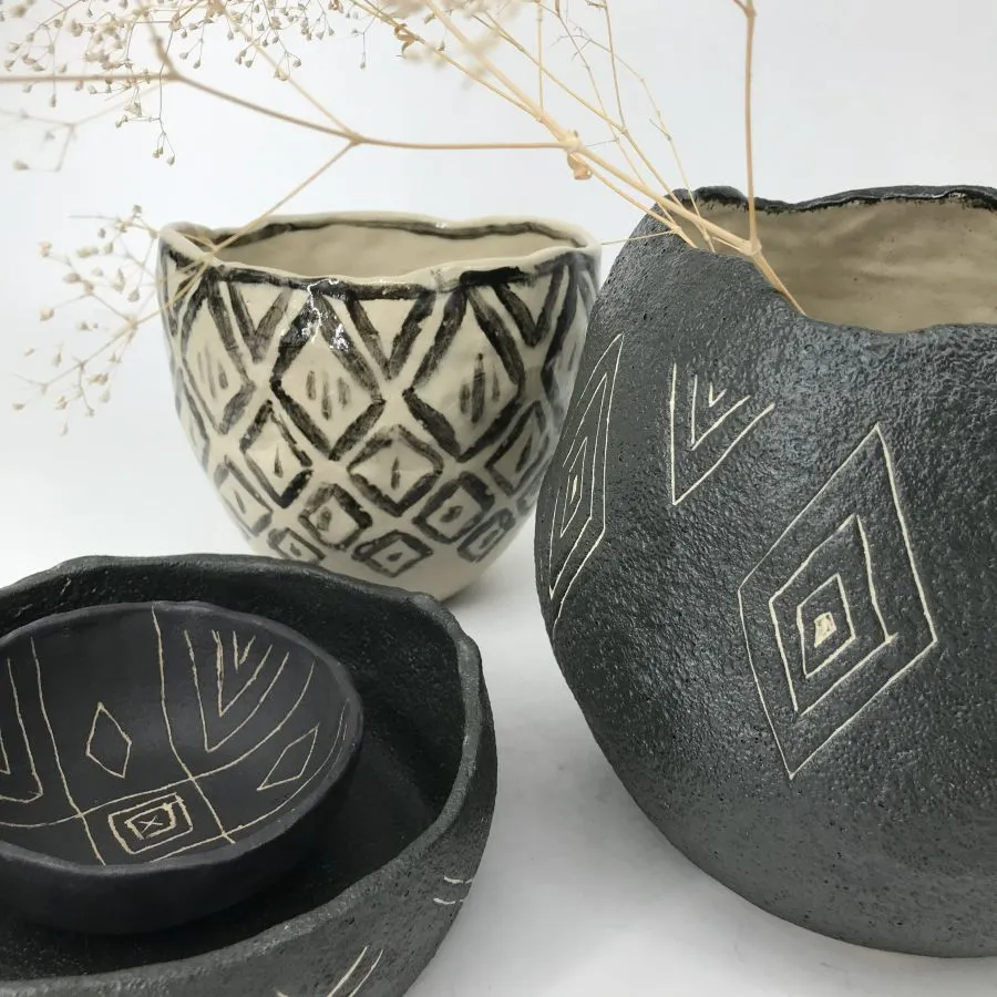 zestaw naczyń z czarnej kamionki, wazon romby na pierwszym planie
