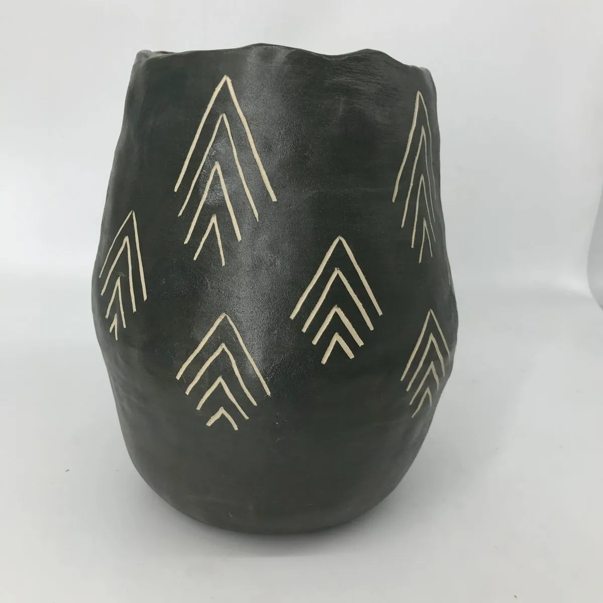 czarny wazon z kamionki z rytym etnicznym motywem strzałek