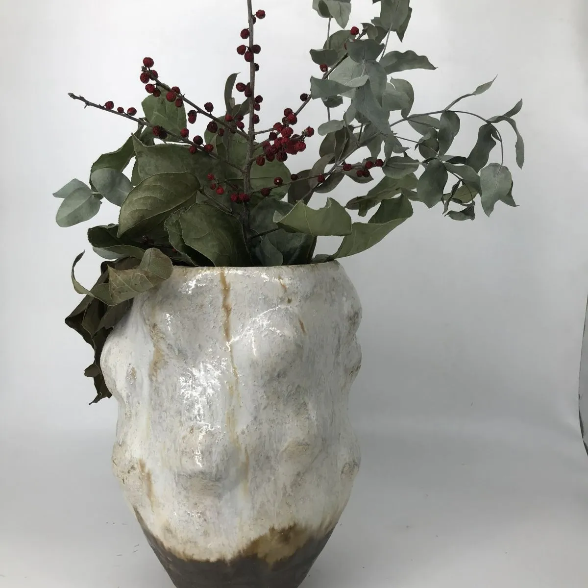 duży wazon Jesienny Dotyk z gałązkami i liśćmi, szkliwiony w bieli i brązach