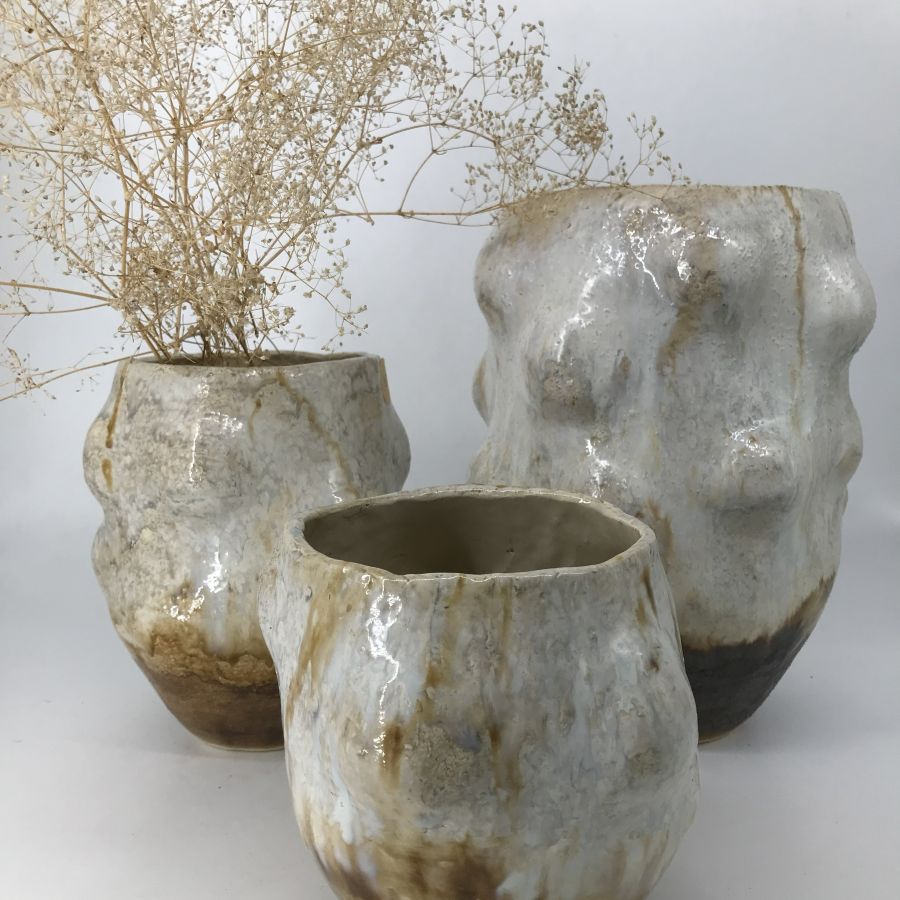 trzy wazony z serii Jesienny Dotyk w różnych rozmiarach, szkliwione w bielach i brązach