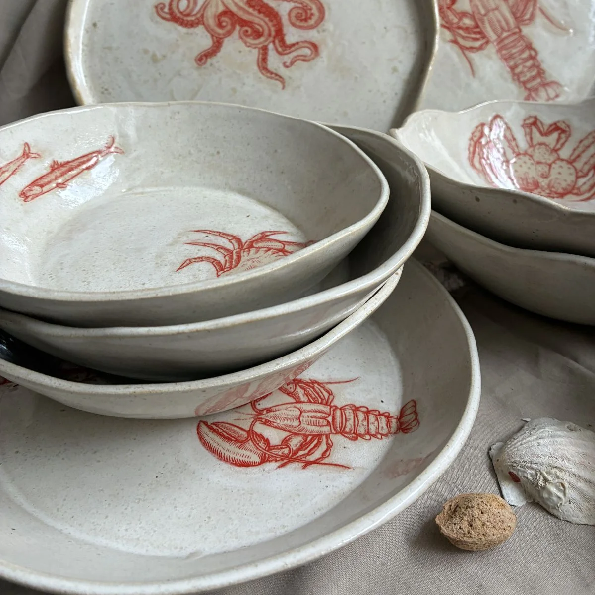 Półmisek ceramiczny z rakami w kolekcji naczyń inspirowanych morzem