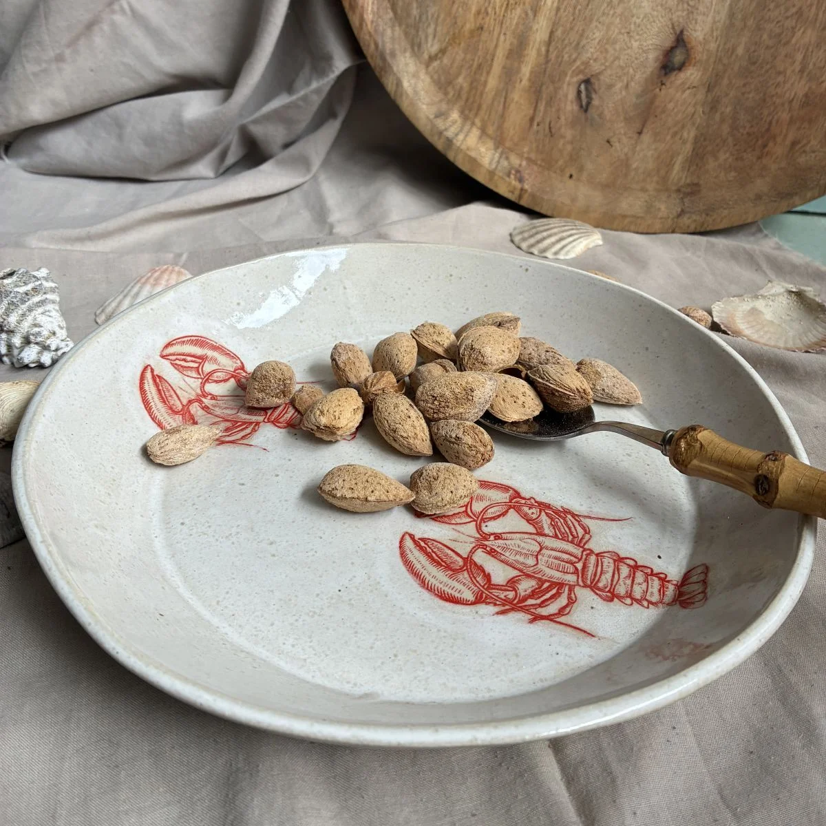 Półmisek ceramiczny z rakami do serwowania przekąsek